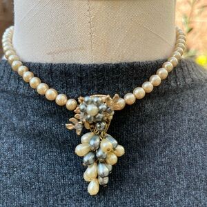 Elegant Pearl and Gold Necklace